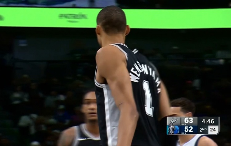 又开始了！文班杀内线1打3左手拉杆上篮+两三分 连得8分打停比赛